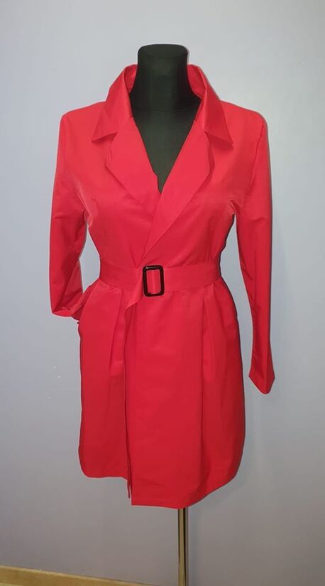 Raudonos spalvos suknelė